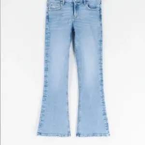 Säljer två low waist  jeans i samma modell men olika färger. Storlek 158 och  passar folk som är 160 då dom är lite långa på mig som är 155. Båda är justerbara i midjan och är i rätt så stretchiga i tyget! Mörkblåa-170kr ljusblåa-200kr båda 350kr❤️