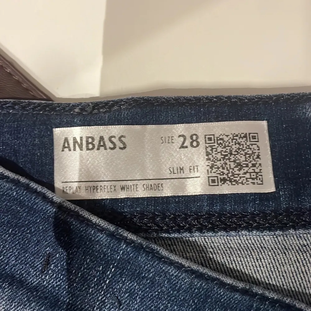 Hej! Jag säljer ett par replay anbass jeans. Storlek 28 slim fit. Nypris 1800 kr, Hör av er om ni undrar nåt. Jeans & Byxor.