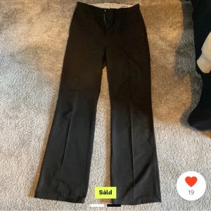 Hope bootcut kostymbyxor - Säljer ett par bootcut hope kostymbyxor  Köpte dessa nyligen från Plick men var lite långa så säljer vidare 