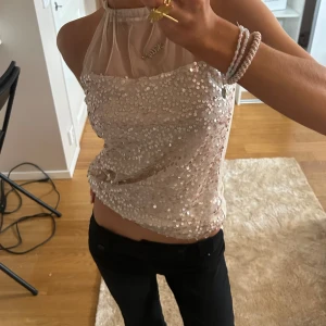 Plakett topp  - Beige/guldig paljett topp köpt secondhand🥰