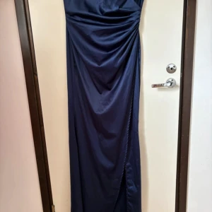Festklänning - Klänning i jättefint skick. Något nopprig/smutsig lägst ner, se sista bild. Klänningen är endast använd en gång. Nypris ca 1300 + tull 1700.