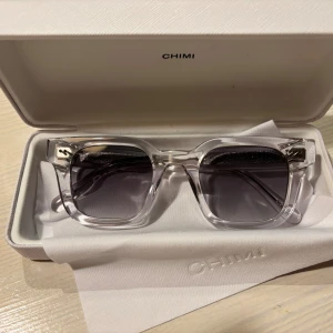 Transparenta solglasögon från CHIMI - Säljer ett par snygga och traditionella solglasögon från chimi i modellen 04. köpt på nk helt oanvänd, fraktas med boxen. passar alla storlekar 