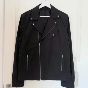 Filippa K ”M James” Bikerjacket - Size 48 (Medium). Nylon material. Chest pocket. YKK zippers.