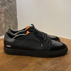 Axel Arigato Skor - Säljer dessa skor då de inte används, storlek EU47. Skorna är utan tydliga tecken på användning. Box och dustbag medföljer! Hör av er vid funderingar och prisförslag, obs priset går att diskutera