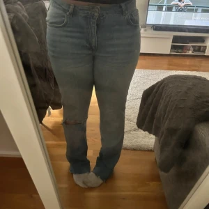 Jeans - Skit snygga jeans från Gina tricot i modellen perfect jeans, lite slitage längst ner pga att de är för långa för mig. 