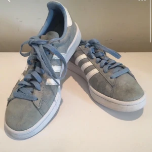 Adidas skor - Lånade bilder från hon jag köpte av! Adidas campus i storlek 38 jag köpt på Vinted så osäker på äkthet!❤️Gråaktiga med blå snörning❤️