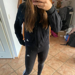 Adidas kofta  - Jättefin adidas kofta/hoodie som inte kommer till användning. Den är i bra skick