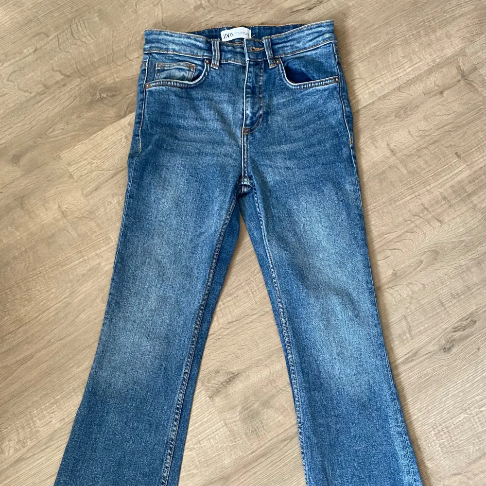 Supersnygga jeans som tyvärr inte passar mig💙 Står storlek 36 men skulle säga att de mer är som storlek 34/XS ✨. Jeans & Byxor.