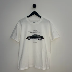Porsche T-shirt - Riktigt fet tisha med trendigt Porsche tryck, perfekt för dig som diggar bilar🙌🔥. Knappast använd och är i fint skick. Hör gärna av er vid flera frågor eller funderingar🤩💯