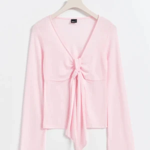 Rosa långärmad topp med knyt - Säljer en jättefin rosa topp/kofta från Gina tricot som e ganska trendig just nu och säljer för jag köpt för stor storlek men ändå använt några gånger. Den passar även dom med storlek S men även M Men den är i jättefint skick och endast använd kanske 2/3 gånger skulle jag tro. Skriv privat om ni skulle vilja ha bättre bilder. Orginalpriset är ca 300 men säljer för 150 men kan dra ner priset om de skulle viljas med! Skriv om ni är intresserade 