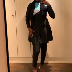 Burkini, modest baddräkt  - Burkini, en baddräkt för dem som önskar vara lite mer täckta pa stranden eller i simhallen. Storlek L. Pris kan diskuteras vid snabb affär.