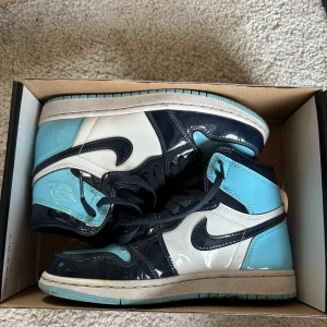 Jordan 1 Blue Chill - Super fina Jordan 1 Blue Chill i storlek 37,5. Jag köpte de för 5000kr och med går nu för 6200kr i denna storlek på Stock X. De är i hyfsat bra skick så jag säljer de för 3499KR. Hör av er vid intresse. (priset kan diskuteras)