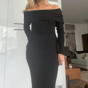 Stickad klänning från Lojsan Wallins kollektion för NAKD - Stickad klänning med öppen rygg. Köpt i december 2023, använd en gång. Ordinarie pris 799kr. Klänningen är i storlek small men passar S-M