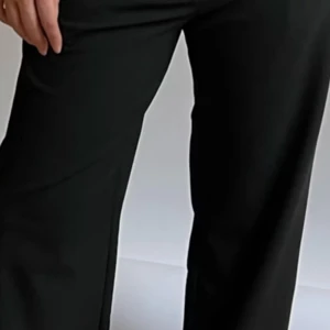 Byxor Day-to-day pants Djerf Avenue - Svart byxor i storlek M! Superfina men använder dem inte.. se hemsidan för fler bilder och mått! https://djerfavenue.com/sv-se/day-to-day-pants-black/