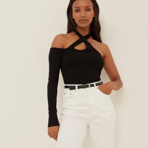 Topp från nakd - Säljer denna fina topp från NA-KD. Storlek 34 helt ny ✨Vid snabb affär kan pris diskuteras🫶🏻