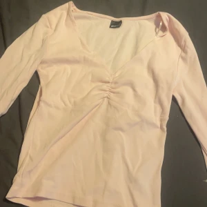 Gina tricot topp - Den trendiga Gina toppen i den perfekta rosa färgen, i storlek S , helt slutsåld på hemsidan och kommer i fint skick . Toppen säljs för 200 kronor