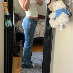 lågmidjade jeans - låg/mid waist bootcutjeans! kan bäras som båda💕 midjemått: ca 40,5 innerbenslängd: ca 83 knappen har lossnat lite, därav billigt pris! går att laga 