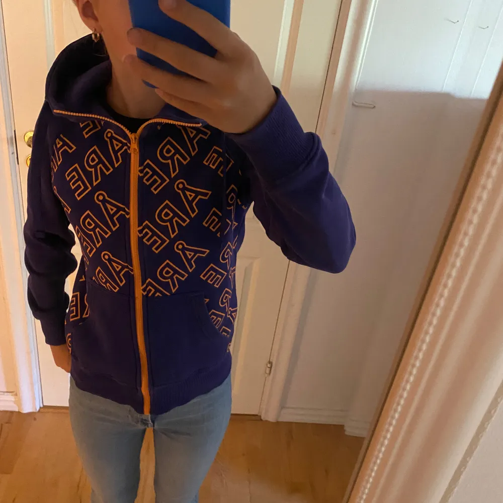 Hoodie med dragkedja från Åre, inga täcken på användning. Hör av er om ni vill ha mått eller fler bilder pris går att diskuteras!💜. Hoodies.