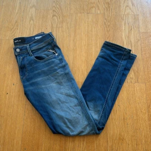 Replay jeans - Ett par riktigt snygga replay jeans som knappt är använda! 175+ så passar den perfekt 💫 kom dm om ni är sugna👖⛱️