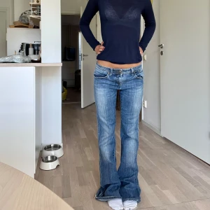 Lågmidjade bootcut jeans  - Lågmidjade bootcut jeans från Armani. Midjemått 36cm, innerbenslängd 84cm. Köp via köp nu❤️‍🔥
