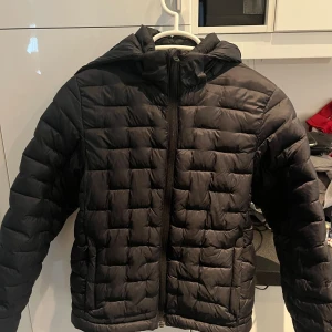 Svart pufferjacka från Everest - Säljer en svart pufferjacka från Everest. knappt  använd. ❤️kostar runt 700kr ny. kontakta mig om ni är intresserade eller har frågor 