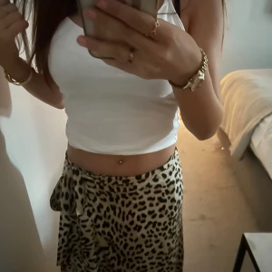  Leopard kjol 100kr🤍 - Det är en lång kjol. Den är lite för kort för mig och jag är 165 cm lång. De är stolek 34.