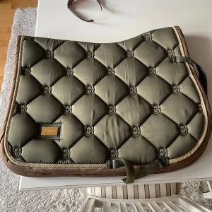 Es schabrak  - Jätte fint Es schabrak i bra skick bara använd ett fåtal gånger. Storlek full och nypris 899❤️