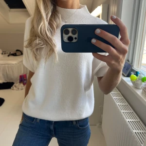 Stickad topp  - Säljer min vita stickade topp som är i fint skick för att den inte kommer till andväning😊