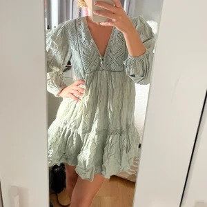 Klänning - Så fin klänning från zara! Jättebra skick💞