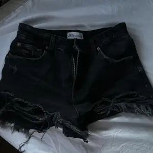 Svarta shorts från zara i storlek 36, använda väldigt få gånger 💓