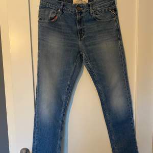 Säljer dessa helt nya replay jeans då det var fel storlek. Aldrig använda med lappen kvar.   W:29 L:30 790kr