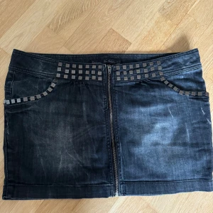 Low waist Jeanskjol  - Fin kjol, säljer för den är för stor på mig❤️köpt här på Plick❤️