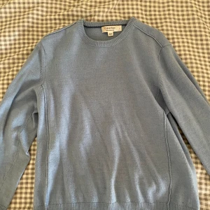 fin blå crewneck - jätte fin blå crewneck från calvin klein! fint skick och super najs. säljer pga inte min stil🎀