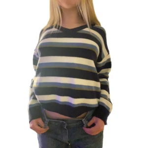 Randig stickad tröja - V-ringad stickad tröja med inga defekter<3 Använd gärna köp nu 