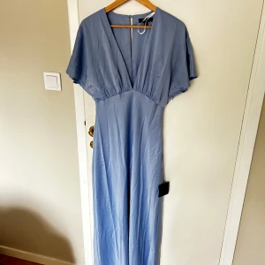 Balklänning  - Superfin, helt oanvänd bal/aftonklänning från Lulus!🩷 Svep till bild 4 för att se hur klänningen sitter på modell. Prislapp kvar 😇 Storlek M Jag är 167 och den är lite lång på mig men går att sy upp 🩷 Nypris: 1200