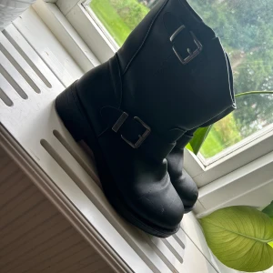 Skor  - Säljer dessa snygga skor, har använts mycket men väldigt fina fortfarande 🩷