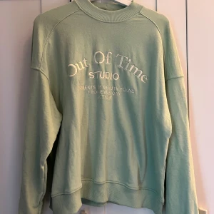 Grönaktig collegetröja - Grönaktig collegetröja från Bershka, storlek S Som ny, endast använd 1 gång