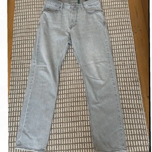 Säljer G-star jeans (30/32) i mycket bra skick. Pris:400kr (ursprungspris 1199kr) - Säljer ett par stilrena och högkvalitativa G-Star jeans.30/32. Modell: Regular straight. Originalpris var 1199 kr, men jag säljer dem nu för endast 400 kr. De är i mycket bra skick, knappt använda och ser ut som nya! Skickas via posten!