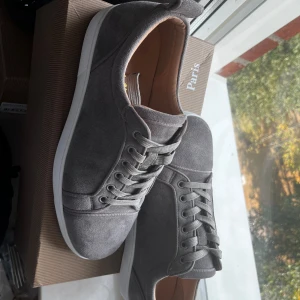 Louboutins skor - Säljer dessa louboutins skor eftersom dessa passar inte mig och är inte min stil, jag har använd dem en gång bara vid intresse och frågor hör av er. 