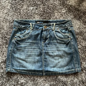 Jeanskjol från jsfn denim - Säljer en snygg jeanskjol från jsfn denim i storlek 38. ser ut att vara i nyskick. Gratis frakt i 7 dagar💕