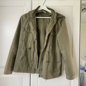 Olivfärgad jeans jacka  - Olivfärgad jeansjacka! Köpt för kanske 3 eller 4 år sedan i Frankrike i storlek 38. Passar superbra nu till höst och till våren! 