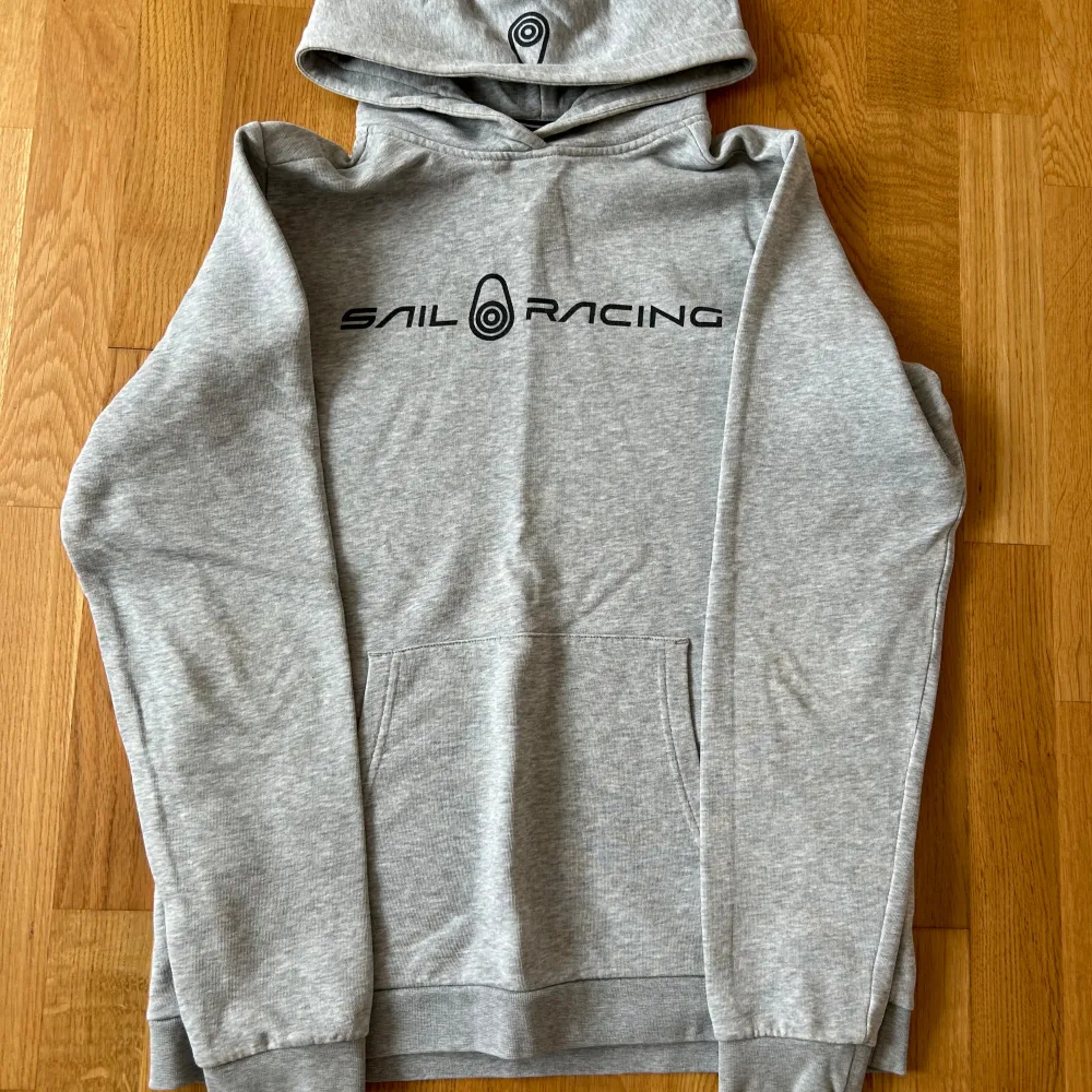 Säljer min gråa Sail racing Hoodie i storlek 170 då den är för liten för mig // 7/10 skick. Hoodies.