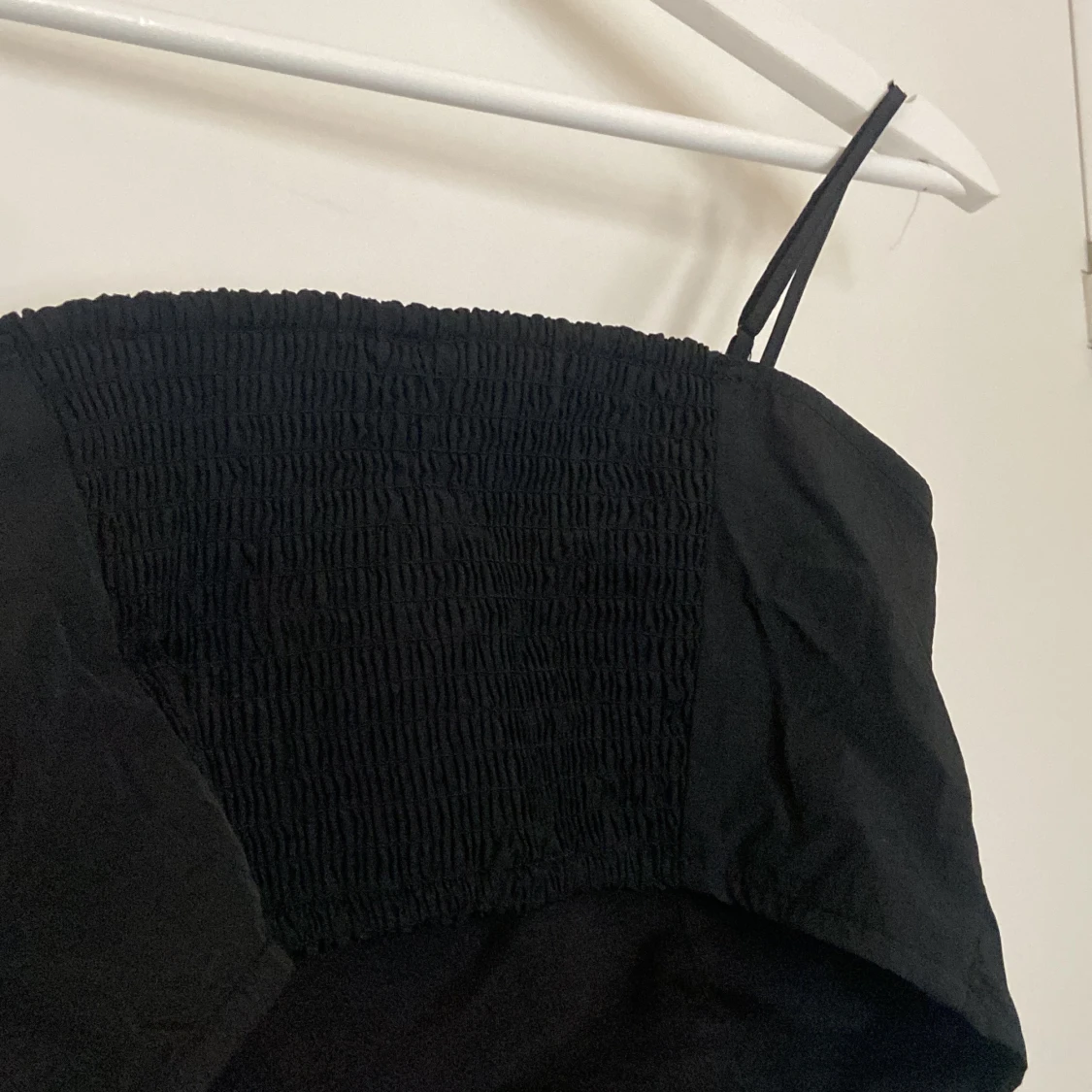 Svart axelbandslös topp med rosett från H&M Divided - 93