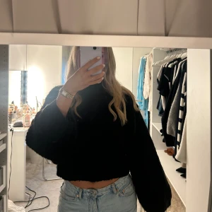 Stickad tröja - Säljer denna lite overzised croppade stickade tröjan med ballongärmar🖤