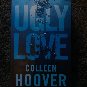 Ugly love by colleen hoover - "Ugly Love" av Colleen Hoover är en stark berättelse om passion, smärta och att lära sig älska. Säljer boken för 80 kr. Perfekt för dig som gillar intensiva känslor! Jag grät igenom hela boken men det var så värt det! Nyskick!!