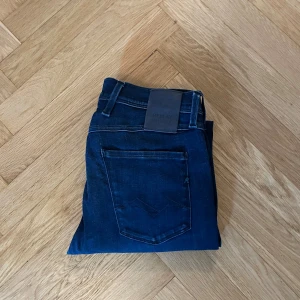 Replay anbass - Säljer ett par riktigt clean och flexibla jeans från Replay. De är tyvärr för små för mig. W29, L32. 8/10.