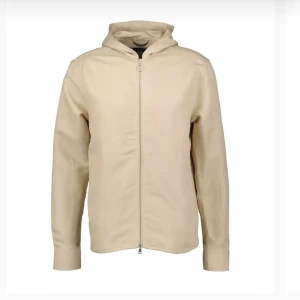 J Lindeberg jacka - Tunn tygjacka från j Lindberg, aldrig använd, nypris 1999kr, skrynklig pga att den har legat nedpackad.(kom med prisförslag) 