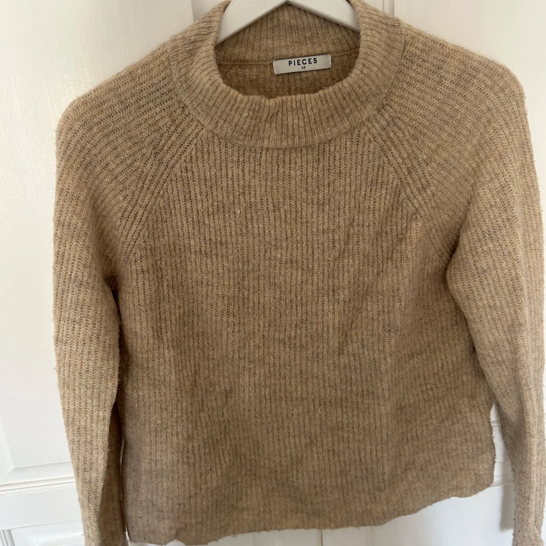 Beige stickad tröja