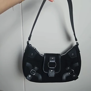 Svart/silvrig väska - Svart väska med silvriga detaljer💞 använd fåtal gånger