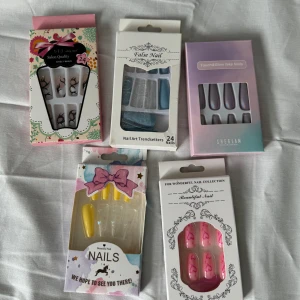 Naglar - Säljer dessa press on nails, oanvända.  1 för 20kr, alla för 80kr. Kan skicka fler bilder